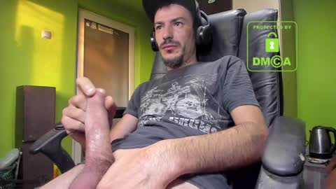 Snapshot of nicolasguy chatting on December 15, 6:29 am L. Nicolas online show from December 15, 6:29 am