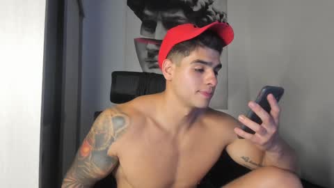 Snapshot of nicolasmuscle chatting on February 5, 4:27 am Andres online show from February 5, 4:27 am