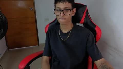 niklaus_wolf online show from April 4, 6:38 pm