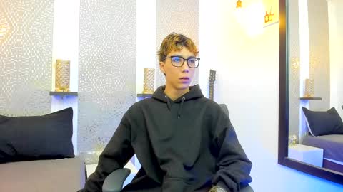 Snapshot of nikolay_gregori chatting on December 8, 4:04 am online show from December 8, 4:04 am