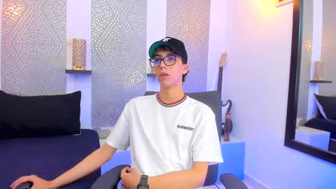Snapshot of nikolay_gregori chatting on December 26, 4:43 am online show from December 26, 4:43 am