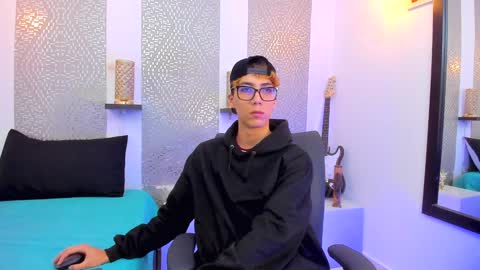 Snapshot of nikolay_gregori chatting on December 25, 4:22 am online show from December 25, 4:22 am