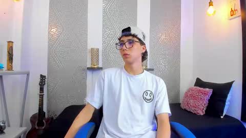 Snapshot of nikolay_gregori chatting on February 25, 4:24 am online show from February 25, 4:24 am