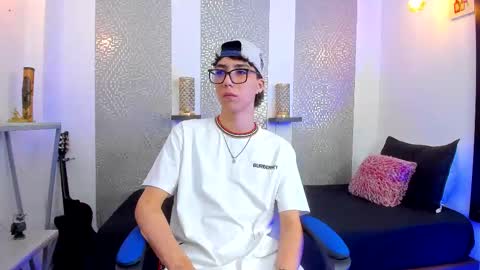 Snapshot of nikolay_gregori chatting on February 21, 4:18 am online show from February 21, 4:18 am
