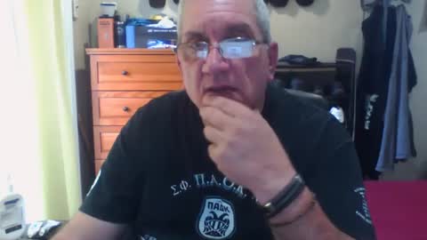 Snapshot of nionios67 chatting on October 14, 3:52 pm Dennis online show from October 14, 3:52 pm