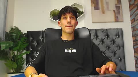 Snapshot of noah_brigth chatting on December 13, 12:42 am Noah Brigth online show from December 13, 12:42 am