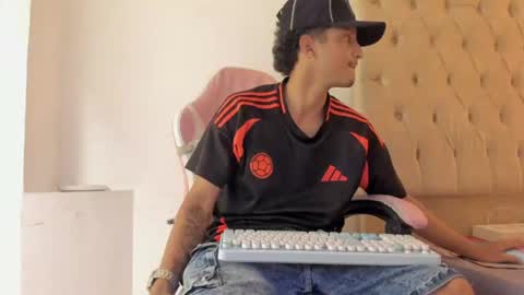 noah_jacksxn online show from June 18, 9:14 am