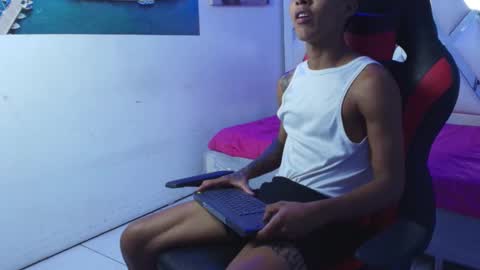 NOAH SMITH online show from March 12, 3:25 am