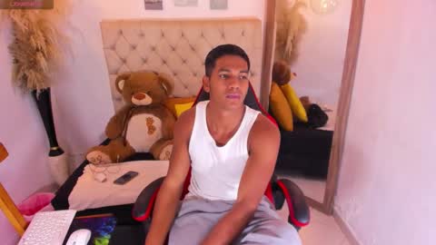 N O AH - S T H O  N E online show from January 19, 3:09 am