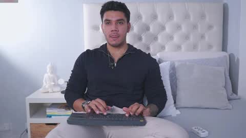 Noah Avery online show from April 8, 11:13 pm