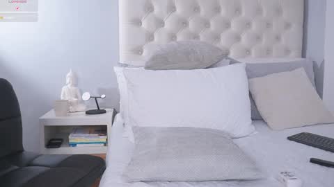 Noah Avery online show from March 31, 1:18 am