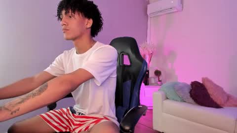 noahbull19 online show from June 19, 2:39 am