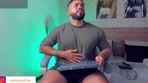 Snapshot of noahcrux chatting on October 14, 8:27 pm Noah online show from October 14, 8:27 pm