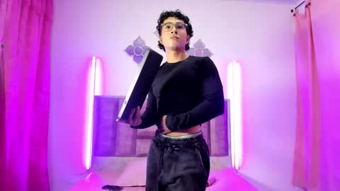 noahjhoness online show from September 25, 8:19 pm