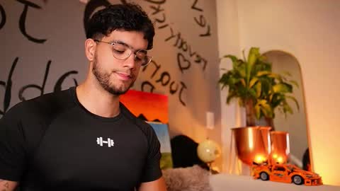 Snapshot of noha_miler chatting on October 24, 2:24 am kevin online show from October 24, 2:24 am