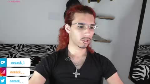 Snapshot of oezack__ chatting on October 30, 7:54 am Zack online show from October 30, 7:54 am