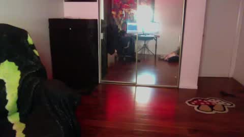 Snapshot of officialmoneyxxx chatting on October 8, 8:29 am Money online show from October 8, 8:29 am