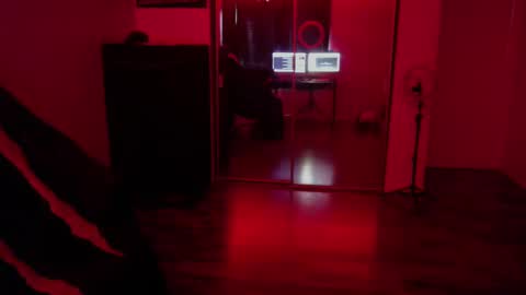 Snapshot of officialmoneyxxx chatting on October 28, 6:21 pm Money online show from October 28, 6:21 pm