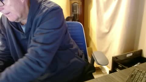 Snapshot of olderandwiser chatting on December 19, 6:23 am Older and Wiser online show from December 19, 6:23 am