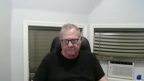 Snapshot of oldguybigd chatting on September 9, 2:33 am oldguybigd online show from September 9, 2:33 am
