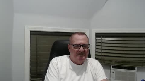 Snapshot of oldguybigd chatting on September 10, 4:44 am oldguybigd online show from September 10, 4:44 am