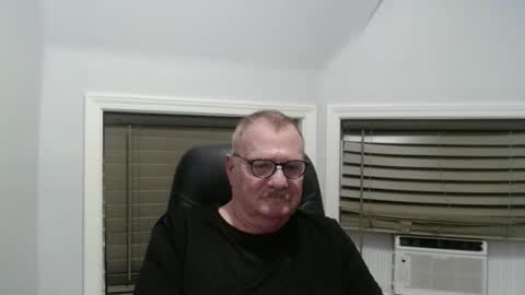 Snapshot of oldguybigd chatting on September 16, 4:02 am oldguybigd online show from September 16, 4:02 am
