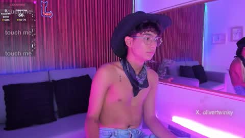 oliver20__ online show from March 26, 5:22 am