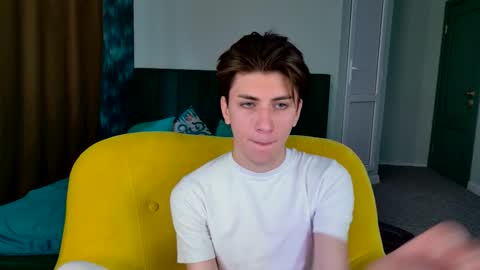 Snapshot of oliver_starboy chatting on September 16, 7:42 am Oliver online show from September 16, 7:42 am