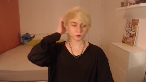 Snapshot of oliver_sweet_ chatting on September 22, 1:16 am Oliver online show from September 22, 1:16 am