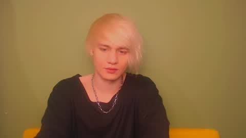 Snapshot of oliver_sweet_ chatting on February 18, 1:43 am Oliver online show from February 18, 1:43 am