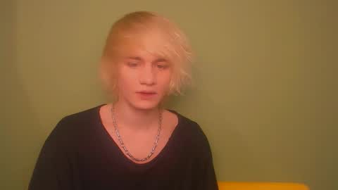 Snapshot of oliver_sweet_ chatting on December 14, 11:56 pm Oliver online show from December 14, 11:56 pm