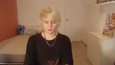 Snapshot of oliver_sweet_ chatting on October 15, 1:57 am Oliver online show from October 15, 1:57 am