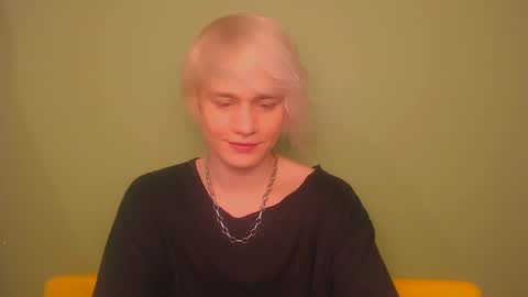 Snapshot of oliver_sweet_ chatting on March 8, 1:48 am Oliver online show from March 8, 1:48 am