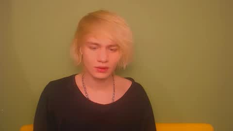 Snapshot of oliver_sweet_ chatting on December 11, 2:43 am Oliver online show from December 11, 2:43 am