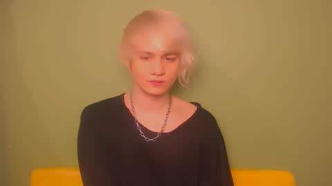 Snapshot of oliver_sweet_ chatting on March 11, 1:37 am Oliver online show from March 11, 1:37 am