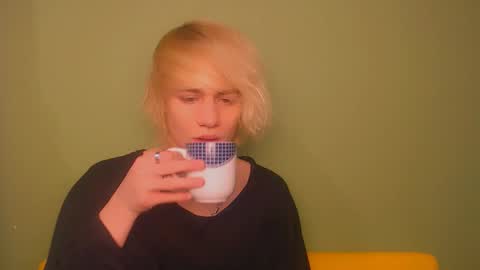 Snapshot of oliver_sweet_ chatting on December 31, 1:47 am Oliver online show from December 31, 1:47 am