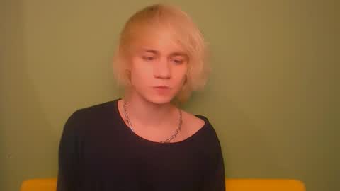 Snapshot of oliver_sweet_ chatting on December 19, 1:28 am Oliver online show from December 19, 1:28 am