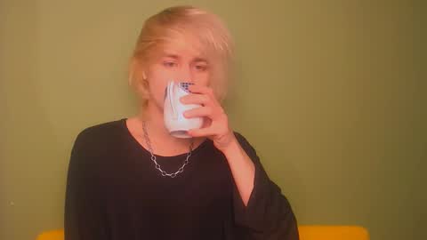 Snapshot of oliver_sweet_ chatting on January 27, 2:10 am Oliver online show from January 27, 2:10 am
