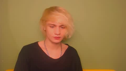 Snapshot of oliver_sweet_ chatting on December 17, 2:44 am Oliver online show from December 17, 2:44 am