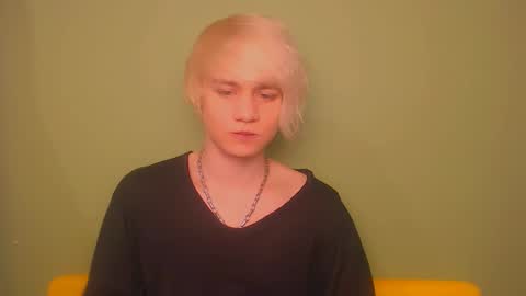 Snapshot of oliver_sweet_ chatting on February 17, 2:42 am Oliver online show from February 17, 2:42 am