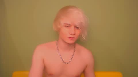 Snapshot of oliver_sweet_ chatting on February 22, 1:44 am Oliver online show from February 22, 1:44 am