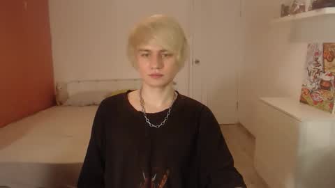 Snapshot of oliver_sweet_ chatting on October 7, 1:43 am Oliver online show from October 7, 1:43 am