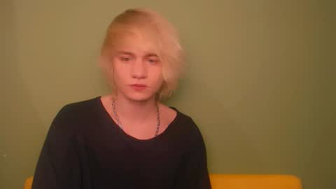 Snapshot of oliver_sweet_ chatting on December 23, 1:29 am Oliver online show from December 23, 1:29 am