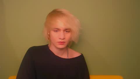 Snapshot of oliver_sweet_ chatting on December 21, 1:04 am Oliver online show from December 21, 1:04 am