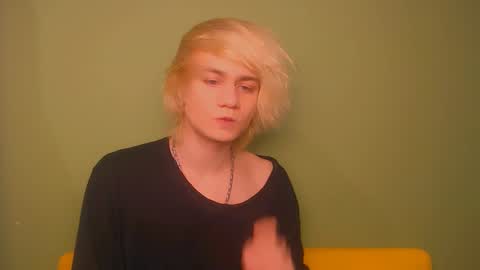 Snapshot of oliver_sweet_ chatting on December 26, 12:36 am Oliver online show from December 26, 12:36 am