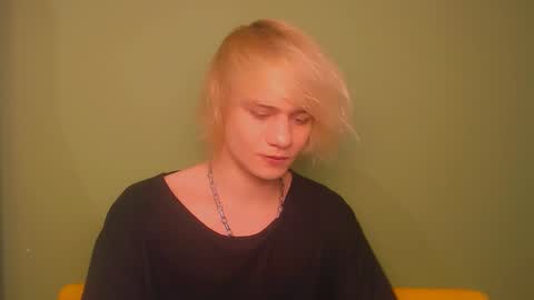 Snapshot of oliver_sweet_ chatting on December 24, 1:16 am Oliver online show from December 24, 1:16 am