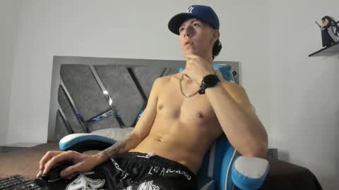 Snapshot of oliverthompson_01 chatting on January 3, 7:06 am oliverthompson_01 online show from January 3, 7:06 am