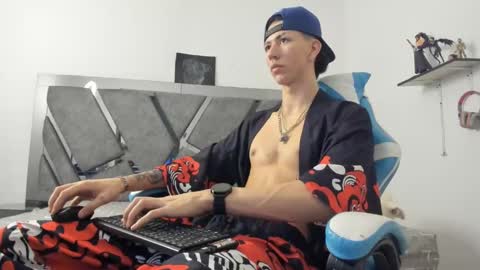 Snapshot of oliverthompson_01 chatting on January 16, 4:38 am oliverthompson_01 online show from January 16, 4:38 am