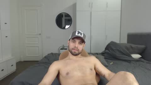 Snapshot of onebestlover chatting on February 26, 8:09 pm onebestlover online show from February 26, 8:09 pm