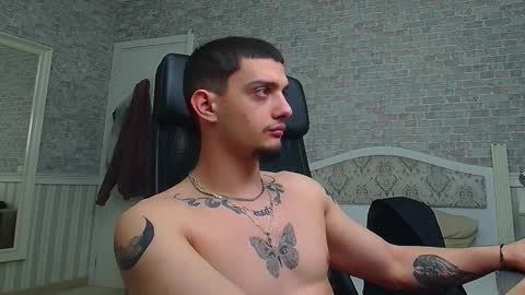 OscarGriffin online show from February 12, 4:33 pm
